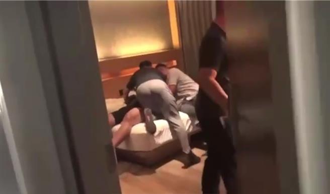 黄嫌等人藏身台南某饭店，警方攻坚逮人。 （翻摄照片／洪靖宜高雄传真）