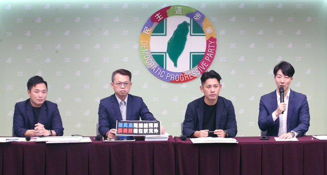 民进党发言人吴峥（右起）、桃园市议员彭俊豪、刘仁照及许家睿5日召开记者会，痛批在野党立委恶意杯葛总预算案。（范扬光摄）