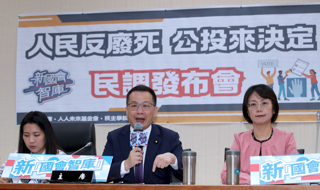 国民党立委罗智强（中）、翁晓玲（右）、徐巧芯（左）等人5日发布「反废死公投併大选」民调结果，显示「废除死刑」及「大法官释宪实质废死」皆有高达8成以上民眾反对，6成4反对立法院配合修法提高死刑门槛，6成5支持在2026年大选时举办反废死公投，显示民眾对「反废死公投併大选」有高度共识。（黄世麒摄）