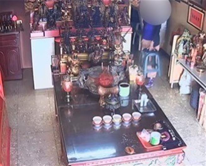 一名女性惯窃，日前涉嫌连续佯装香客前往竹南镇多所宫庙参拜，伺机窃走挂在神明身上金牌。（读者提供／谢明俊苗栗传真）