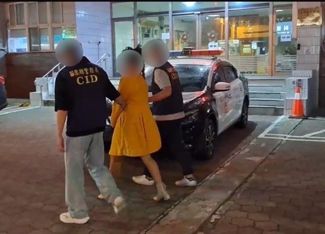 一名女性惯窃，日前涉嫌连续佯装香客前往竹南镇多所宫庙参拜，伺机窃走挂在神明身上金牌，警方循线逮捕女嫌移送法办。（读者提供／谢明俊苗栗传真）