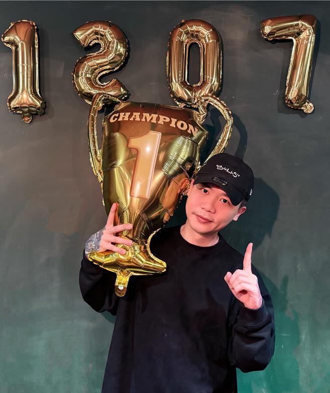 萧秉治庆祝演唱会完售，也预告此次演唱会设有「X」延伸舞台，和歌迷近距离互动。（相信音乐提供）