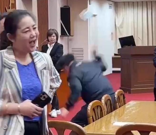 立法院财政委员会昨（4）日审查财划法部分条文修正草案朝野立委爆发激烈口角及肢体衝突，民进党立委吴秉叡（后方举手者）更是强抢桌上型麦克风并摔毁，更不小心误伤同党立委吴思瑶（左一）。（立委陈玉珍提供／陈薏云台北传真）