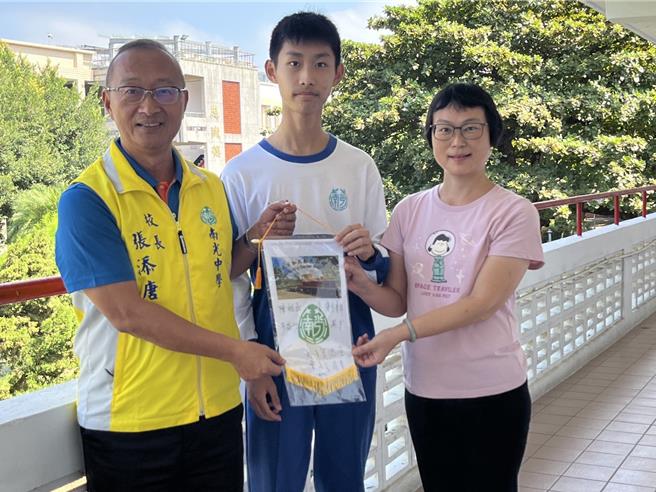 南光高中學生陳柏丞（中）多益考滿分，校長張添唐（左）頒發錦旗肯定。右為陳生的導師林美祝。（南光高中提供／張毓翎台南傳真）