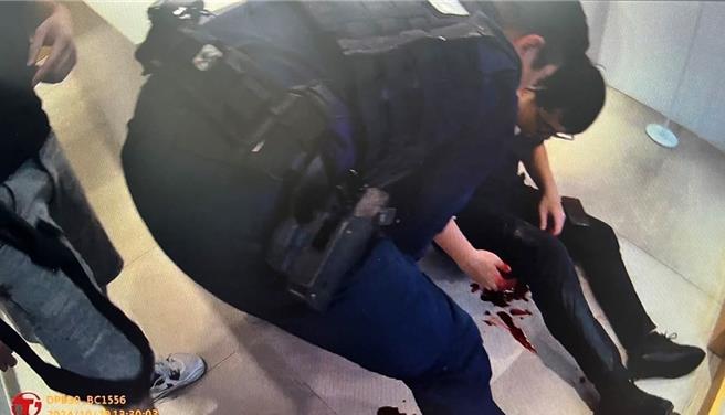 员警康家玮第一时间使用止血带为被害人止血减害。（翻摄照片／林郁平台北传真）