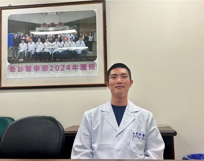 三总急诊医师白丰诚肯定警方协助救援。（翻摄照片／林郁平台北传真）