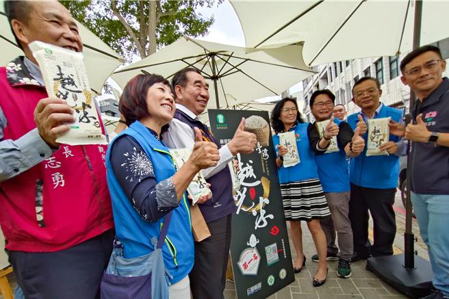 2024年11月5日苗栗縣／苗栗銅鑼杭菊生活節以「菊內人」為主題，聚焦客家杭菊與在地文化。苗栗縣副縣長邱俐俐（右四）與來賓及小農市集參展者合影留念。 (呂麗甄攝）