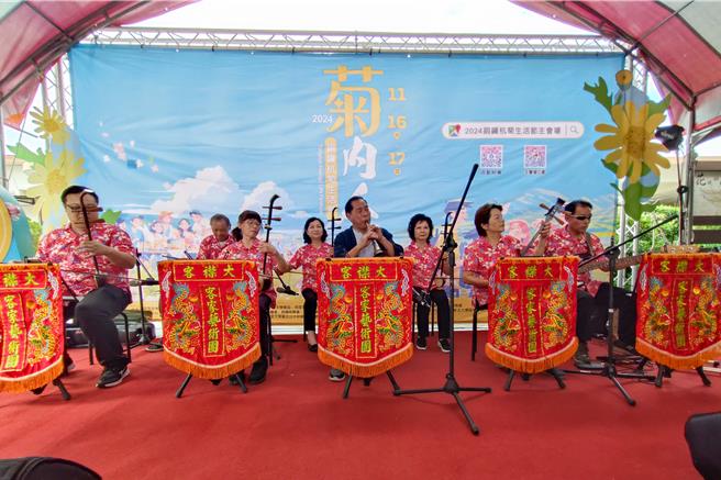 2024年11月5日苗栗縣／苗栗銅鑼之光—賴仁政老師，以其悠揚的客家八音揭開活動的序幕。 (呂麗甄攝）