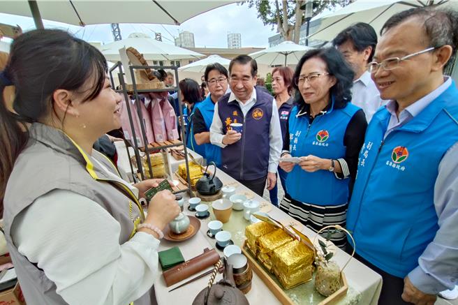 2024年11月5日苗栗縣／苗栗銅鑼杭菊生活節以「菊內人」為主題，聚焦客家杭菊與在地文化。苗栗縣副縣長邱俐俐（右二）與來賓及小農市集參展者合影留念。 (呂麗甄攝）