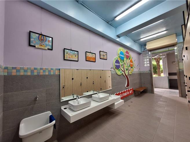 南梓实小厕所洗手台上方墙面铺陈孩子们的画作，为空间注入优雅美学。（教育局提供／曹婷婷台南传真）