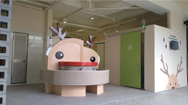 开元国小以台湾独特生物如黑面琵鹭、梅花鹿和台湾黑熊为主题，妆点厕所更显活泼缤纷。（教育局提供／曹婷婷台南传真）