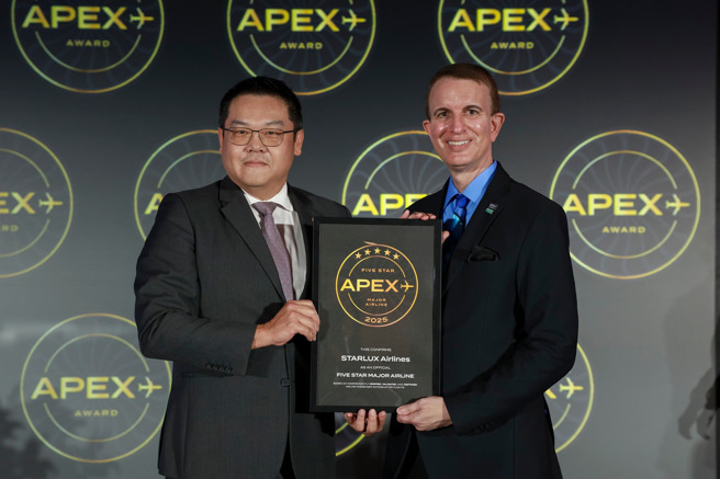 星宇航空荣获APEX五星航空大奖，由北美公司总经理王嘉基代表领奖。(图/业者提供)