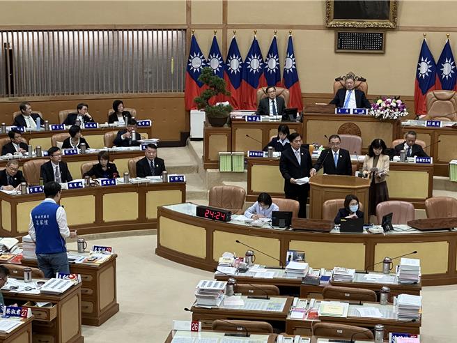 新北市议员吕家恺接获家长陈情，因校方出现行政疏失，导致12名学生丧失参赛资格，今于市议会总质询时，吕家恺当面向新北市长侯友宜请命，希望学生能有重新参赛机会。（高钧麟摄）