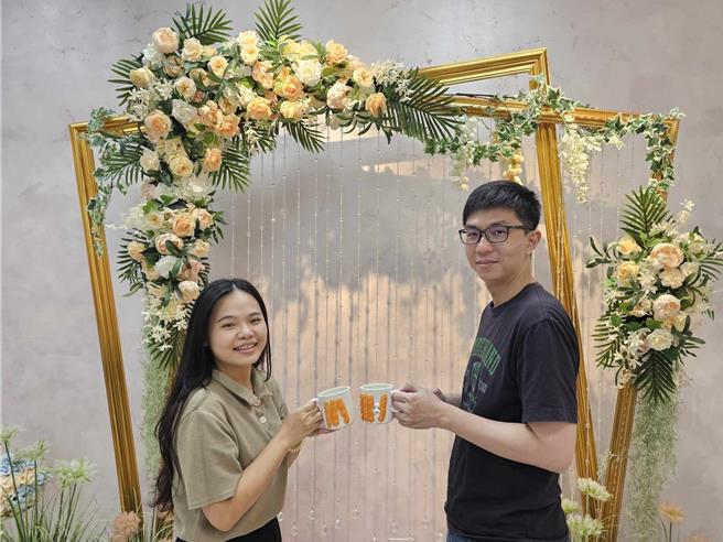 11月6日至8日间至新北户所登记，并指定11月11日为结婚生效日，泰山户所准备象徵1111的法式长棍麵包浮雕马克杯组，祝福新人幸福一辈(杯)子。（新北市民政局提供）