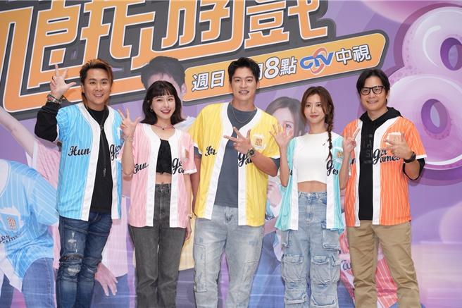 王仁甫（左起）、峮峮、许孟哲、蔡黄汝、孙协志5日一同出席《飢饿游戏》8周年活动。（罗永铭摄）