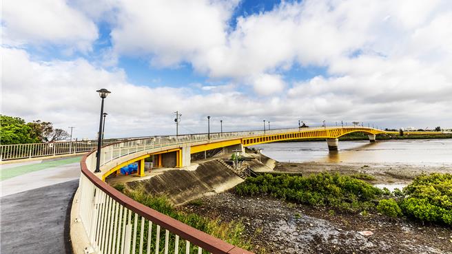 县府交旅处规画头前溪右岸自行车道延伸串联工程，计画在水月桥自行车道往东打通竹54线到头前溪斗崙堤防道路，衔接头前溪高滩地自行车道。（罗浚滨摄）