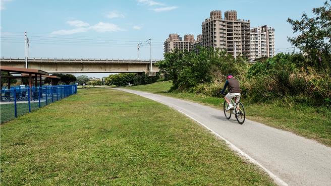 县府交旅处规画头前溪右岸自行车道延伸串联工程，计画将从水月桥往东接到头前溪高滩地自行车道。（罗浚滨摄）