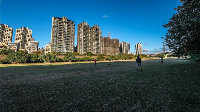 县府交旅处规画头前溪右岸自行车道延伸串联工程，头前溪高滩地自行车道在兴隆大桥有断点，将打通到高滩地棒垒球场，接到芎林堤防至新埔。（罗浚滨摄）