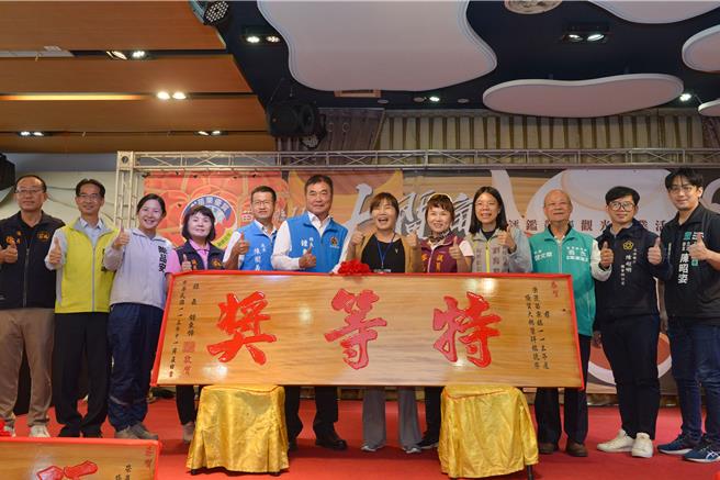 苗栗縣第十四屆優質大閘蟹評鑑競賽暨觀光產業推廣。大閘蟹評鑑競賽觀光產業活動，特等獎陳石豐。（苗栗縣政府提供／呂麗甄苗栗傳真）