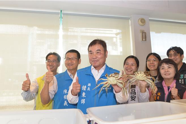 苗栗縣第十四屆優質大閘蟹評鑑競賽暨觀光產業推廣活動5日在苑裡鎮漁香園餐廳舉行，依「膏黃飽滿度」、「外觀」及「口感」三大指標進行評比，讓消費者認識優質大閘蟹。（苗栗縣政府提供／呂麗甄苗栗傳真）