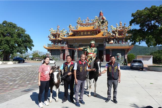 屏东车城统埔镇安宫，明年3月23日将举办第2届「关公马」马拉松竞赛，活动代言人林萱琳（左起）、镇安宫总干事林显德、主委林煌诚、祭典组长林明芳介绍活动内容。（罗琦文摄）