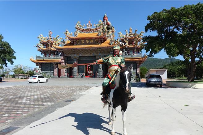 镇安宫「关公马」马拉松有变装竞赛，可装扮三国人物粉墨登场。（罗琦文摄）