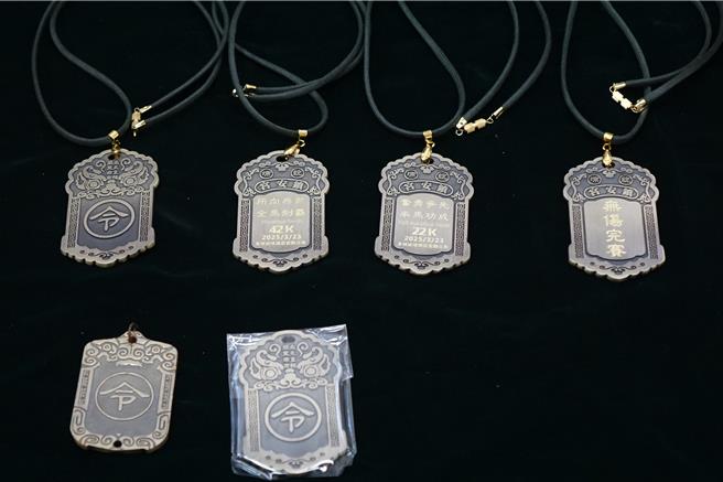 镇安宫「关公马」完赛奖牌有独特而精美的仿古造型。（罗琦文摄）