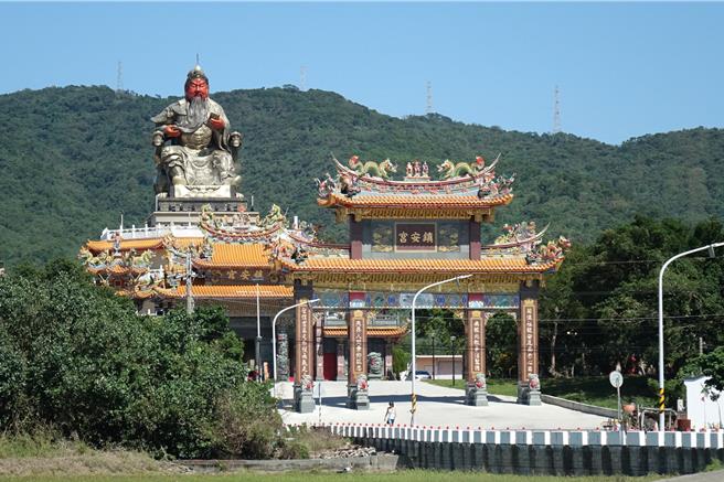 屏东车城统埔镇安宫有全台最大关公圣像，在平野田地上显得特别雄伟壮观。（罗琦文摄）