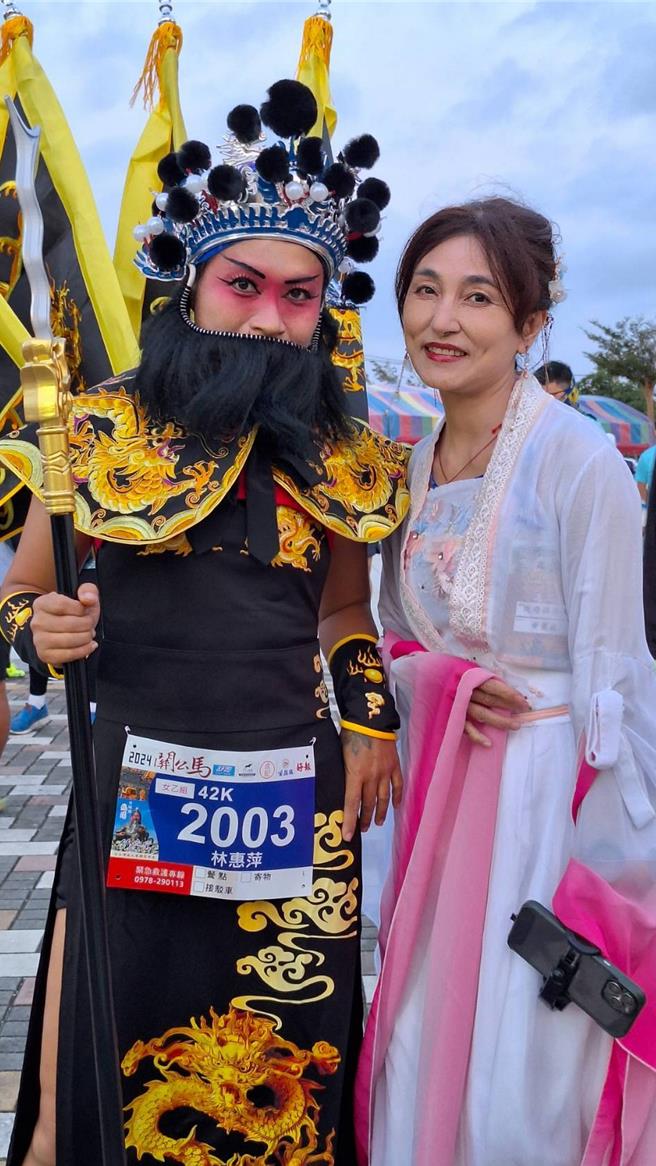 第1届镇安宫「关公马」的张飞与貂婵。（镇安宫提供／罗琦文屏东传真）