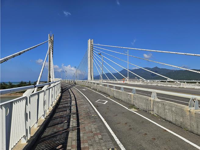 镇安宫「关公马」马拉松海线从车城海口港到美丽的后湾。（罗琦文摄）