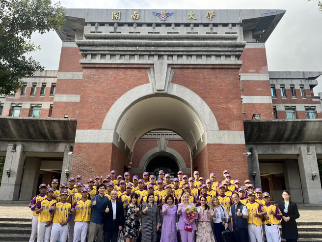 開南大學棒球隊熱烈歡迎巴拉圭觀光部部長蒞臨，感受台灣熱情。（照片／開南大學提供）