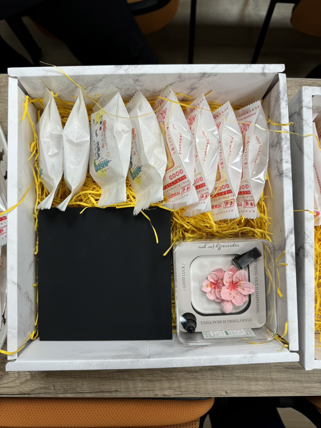 學校師生精心準備象徵台灣的鳳梨酥及代表桃園桃花形狀的擴香石作為伴手禮。（照片／開南大學提供）