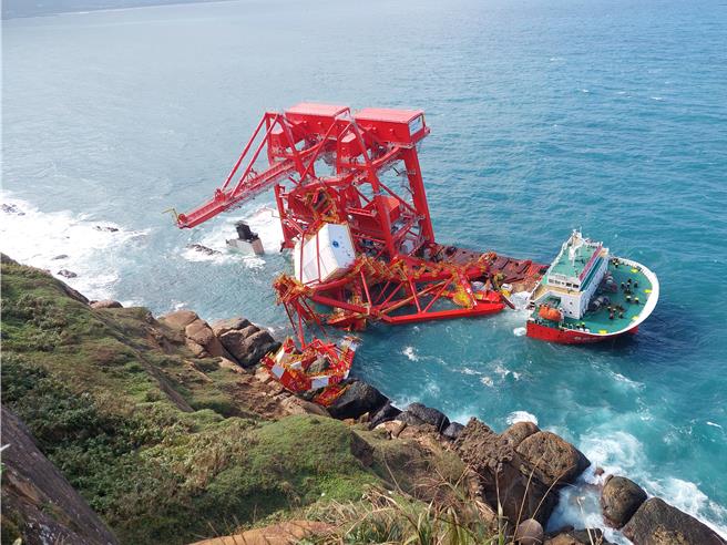 陆籍货轮「钰洲启航」在新北市万里区野柳岬搁浅，外界质疑基隆港为何不允许该船在港内避风，基隆港务分公司透露，由于该船货载量体过大、重心过高，才自行申请出港避风。（交通部航港局提供／张志康基隆传真）