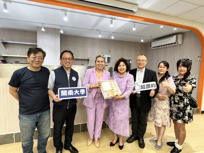 巴拉圭觀光部部長杜安琪女士 (左3)、開南大學林玥秀校長(左4)、國際處楊勝評處長（左2）。（照片／開南大學提供）
