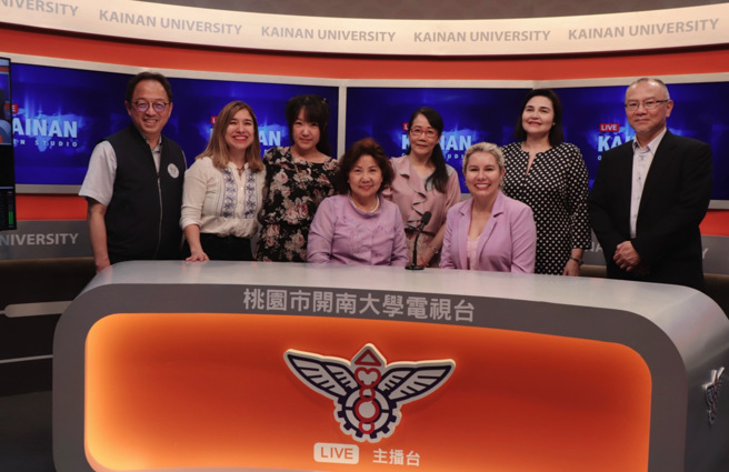 杜安琪部長（右3）與林玥秀校長（左4）與校方人員在主播棚合影。（照片／開南大學提供）