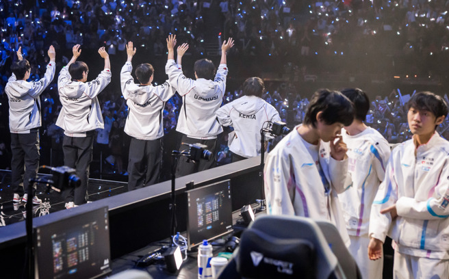 LOL《英雄联盟》2024世界大赛，LCK赛区T1夺得冠军、大陆LPL赛区BLG抱憾落败（图右）。（LOL Esports　fb）
