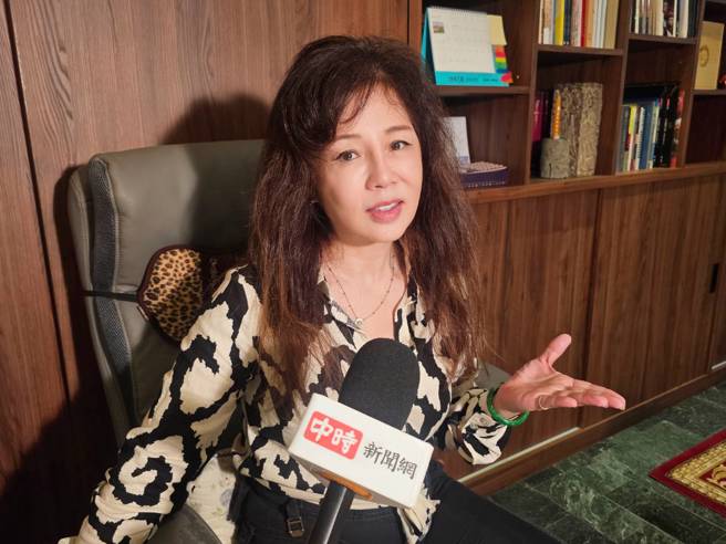 演艺工会理事长曹雨婷透露，一位资深歌后瘫痪儿子「随时会离开」。（记者游定刚拍摄）