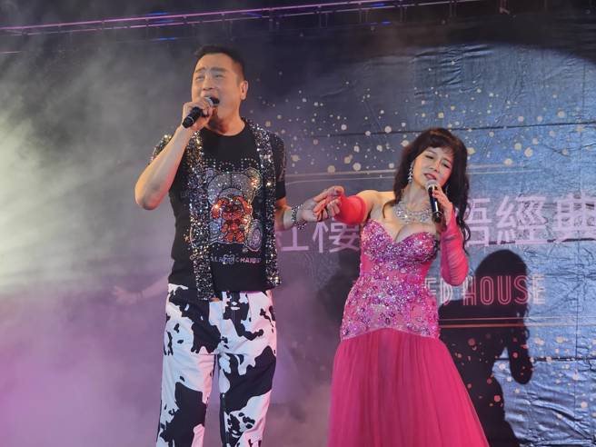 歌后曹雨婷(图右)日前与好友黄志强相隔28年合体开唱。（记者游定刚拍摄）