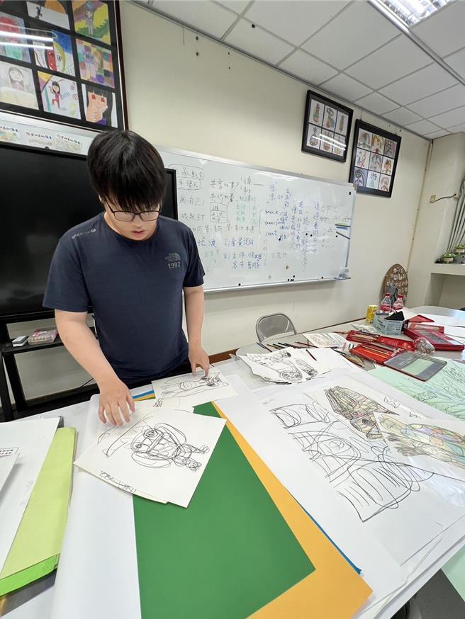 高雄市生艺术育成中心的艺术家谢秉均，受邀至日本「饫肥DENKEN WEEK」展出，成该展览为一台湾原生艺术家，为台湾原生艺术给予极大鼓励（高雄市教育局提供／任义宇高雄传真）