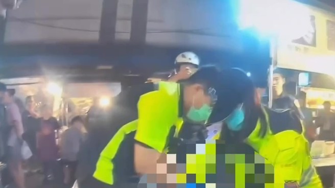 基隆夜市有民眾遭受攻擊受傷。（圖／簡銘柱翻攝）