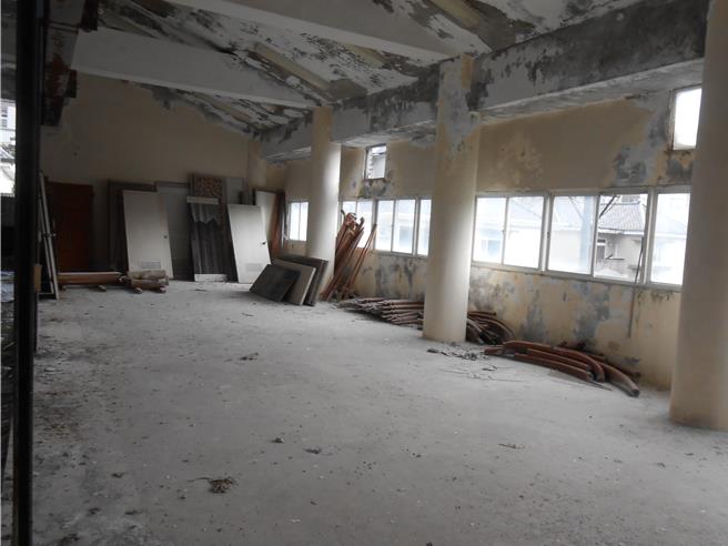 基隆市一名已故张姓男子欠缴基隆市税务局房屋税28万余元及债务数亿未清偿，其名下建物拍卖多年均流标，法务部行政执行署宜兰分署月4日上午进行第4次拍卖，各以181万、173万余拍定。（宜兰分署提供／徐佑升基隆传真）