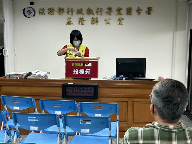 基隆市一名已故张姓男子欠缴基隆市税务局房屋税28万余元及债务数亿未清偿，其名下建物拍卖多年均流标，法务部行政执行署宜兰分署月4日上午进行第4次拍卖，各以181万、173万余拍定。（宜兰分署提供／徐佑升基隆传真）