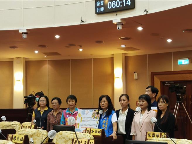 国民党藉彰化县议员白玉如（左起）、顾黄水花、刘淑芳、凃淑媚萧妤亘、陈玉姬、林小琪、李浩诚（后排）等人，今（5）日在彰化县议会提出童萌卡相关质询。（叶静美摄）
