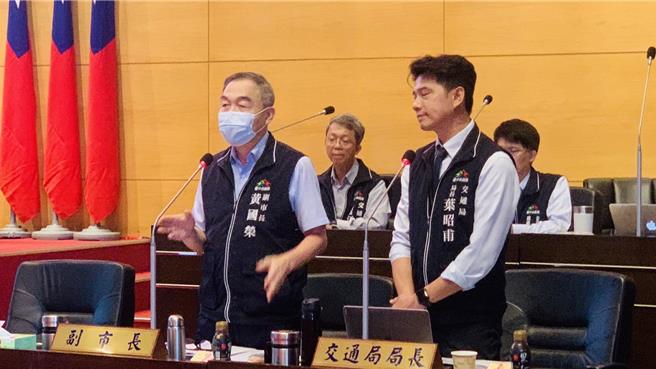 台中市府官员涉嫌性骚今遭停职调查，交通局长叶昭甫（右）下午向局内同仁致歉。（陈淑娥摄）