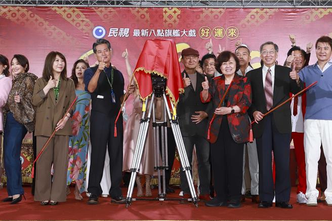 蕭大陸製作的民視新8點檔《好運來》舉行開鏡記者會，演員齊聚。（民視提供）