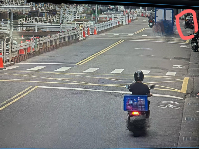 台北市師大商圈一間餐飲店10月29日下午3點半報案，指稱有顧客來店內點了22份餐點，卻趁店家不注意時，順手偷走掛在衣架上的包包。（圖警方提供／簡銘柱翻攝）