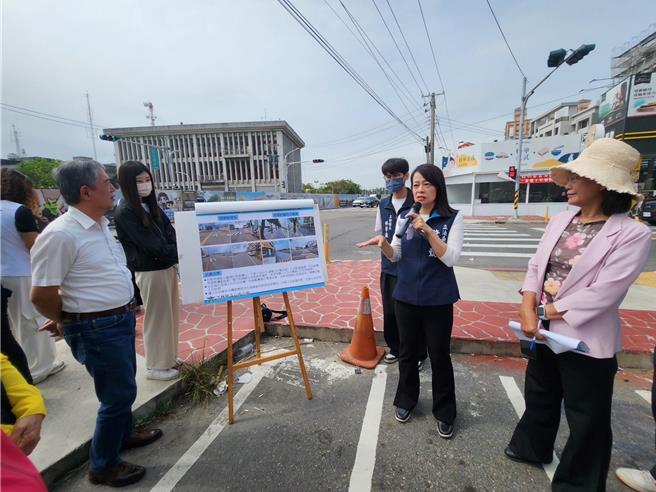 立委许宇甄（右二）为提升云林县内的道路品质及行人安全环境，5日邀内政部国土署副署长于望圣等人，前往3乡镇市勘查4处人行道，争取改善工程经费总共逾1.2亿元。（许宇甄提供／张朝欣云林传真）