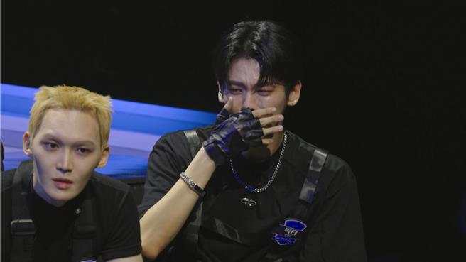 梁哲維得知好友李冠緯在淘汰賽被救回頓時爆哭。（天空娛樂提供）