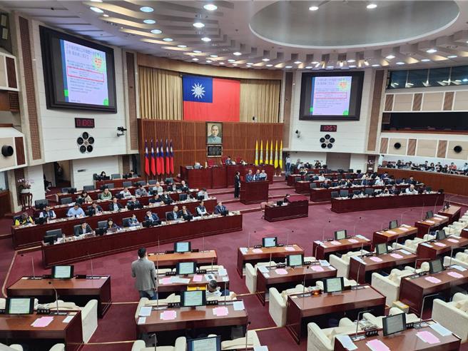 台北市长蒋万安重新恢復郝市府时期的国庆日慢跑活动，但民进党台北市议员洪健益指出，蒋市府今年在国庆升旗活动耗资251万元，比柯市府时期最少的65万元相差3.9倍。（黄敬文摄）