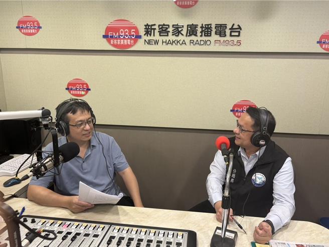 桃园市平镇警分局为提升民眾防诈的观念，分局长徐坤隆前往平镇区新客家广播电台，宣导最常见的诈骗手法、新的打诈措施。(警方提供／吕筱蝉桃园传真)